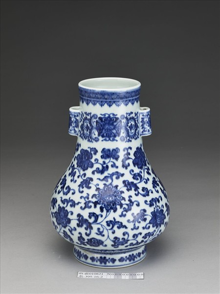 青花纏枝花卉紋貫耳瓶