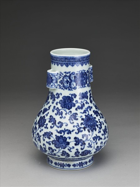 青花纏枝花卉紋貫耳瓶