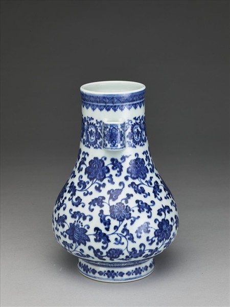 青花纏枝花卉紋貫耳瓶