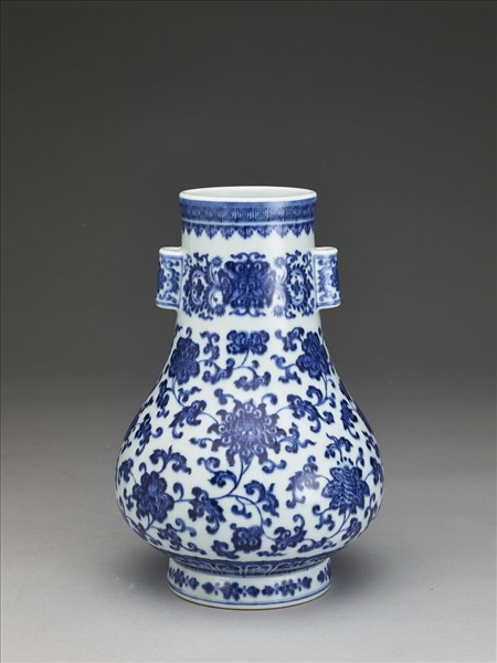 青花纏枝花卉紋貫耳瓶