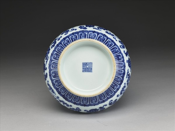 青花纏枝花卉紋貫耳瓶