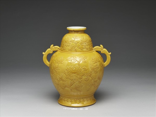 黃釉牡丹紋獸耳尊