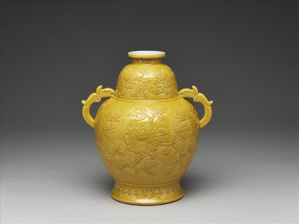 黃釉牡丹紋獸耳尊