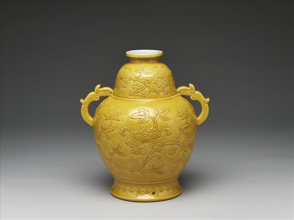 黃釉牡丹紋獸耳尊