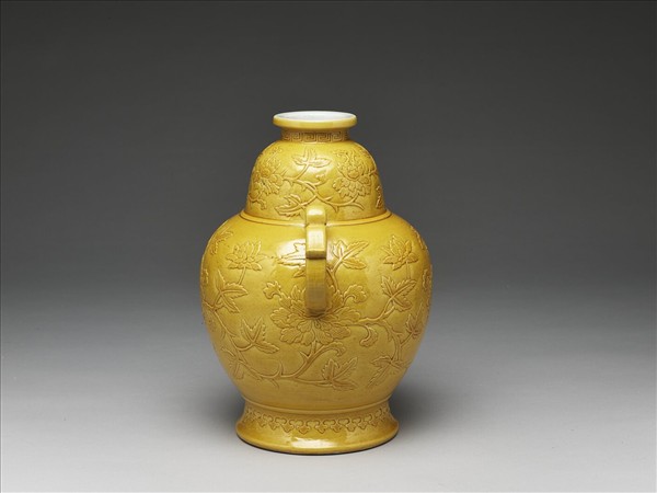 黃釉牡丹紋獸耳尊