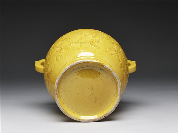 黃釉牡丹紋獸耳尊