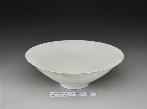 甜白釉暗花番蓮八寶紋葵口碗