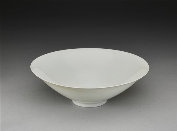 甜白釉暗花番蓮八寶紋葵口碗