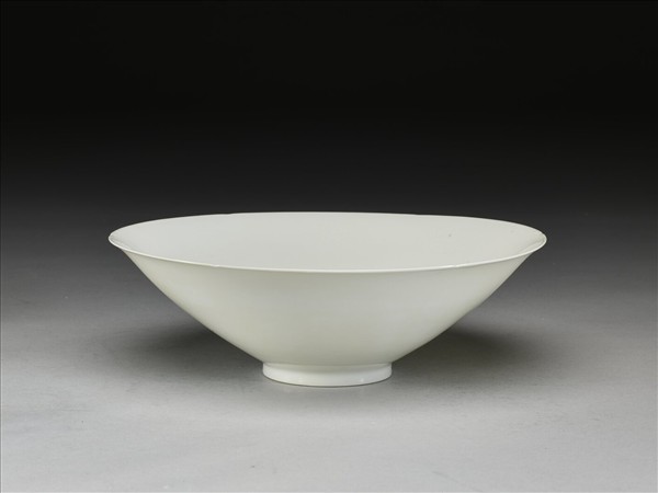 甜白釉暗花番蓮八寶紋葵口碗