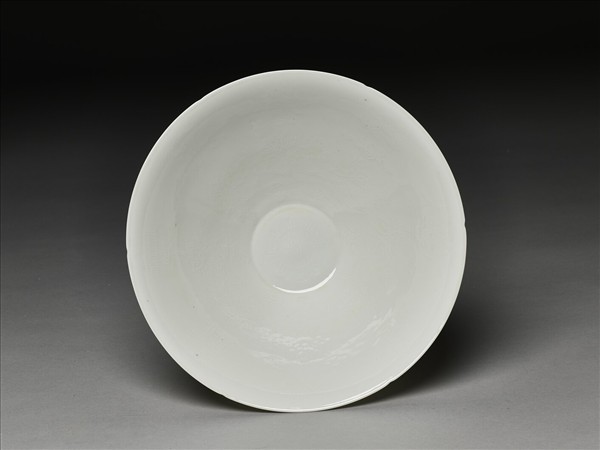 甜白釉暗花番蓮八寶紋葵口碗