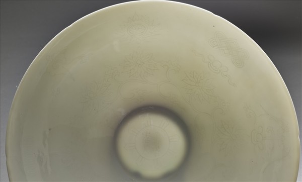 甜白釉暗花番蓮八寶紋葵口碗