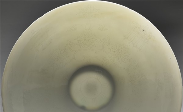 甜白釉暗花番蓮八寶紋葵口碗