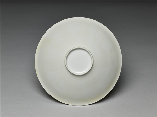 甜白釉暗花番蓮八寶紋葵口碗