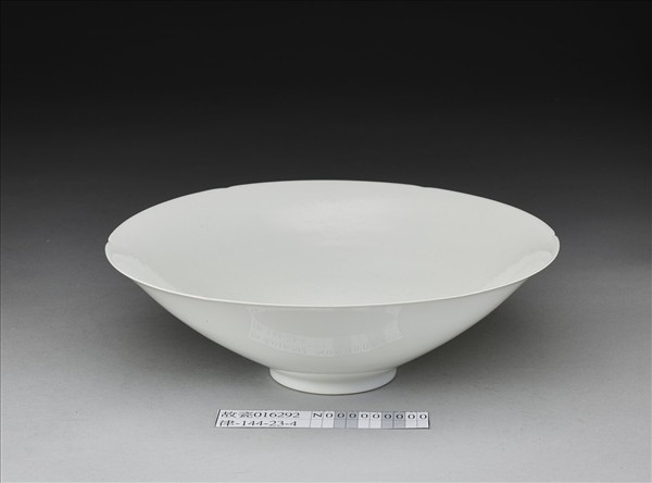 甜白釉暗花番蓮八寶紋葵口碗