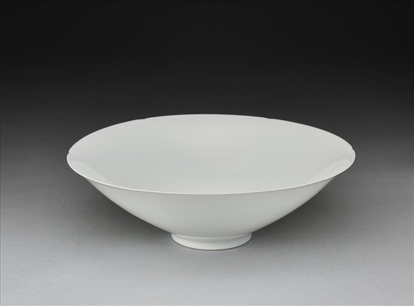 甜白釉暗花番蓮八寶紋葵口碗