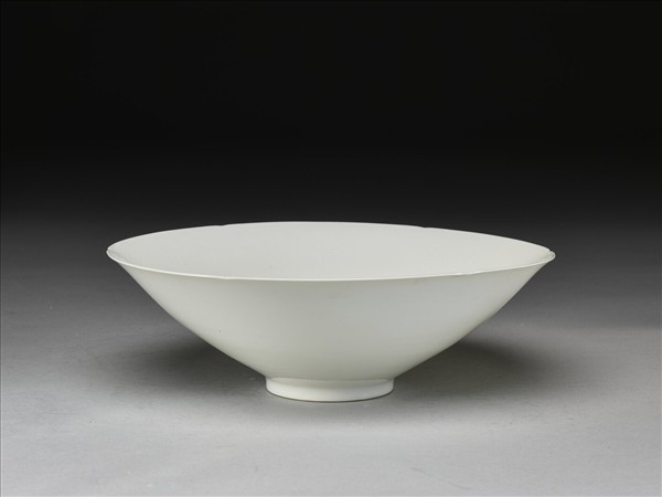 甜白釉暗花番蓮八寶紋葵口碗