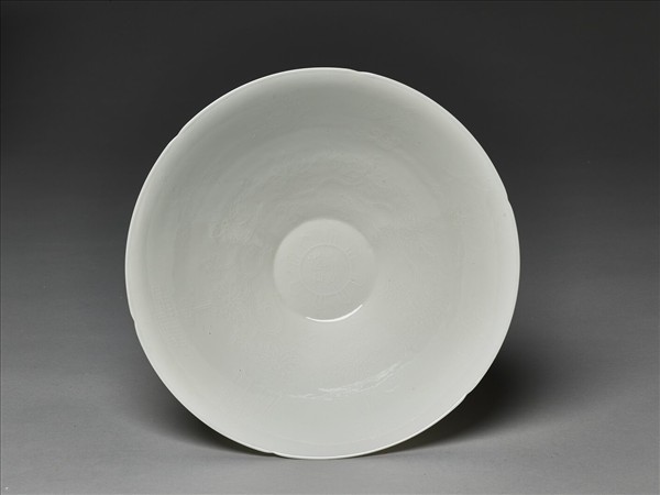 甜白釉暗花番蓮八寶紋葵口碗