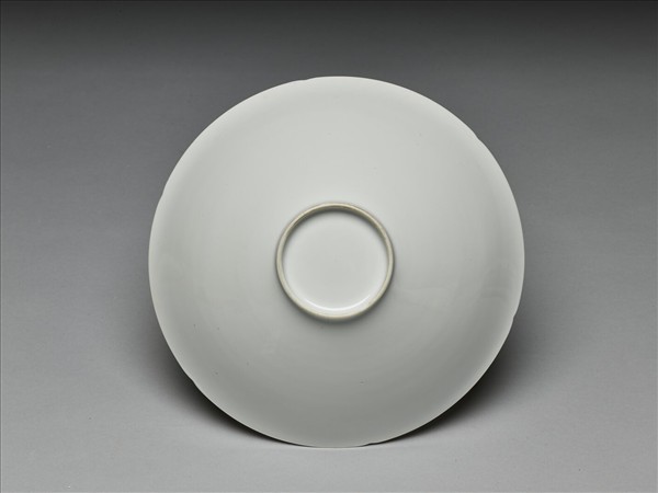 甜白釉暗花番蓮八寶紋葵口碗