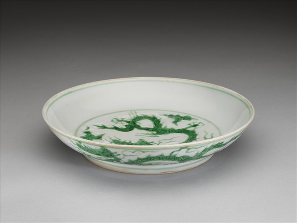 白瓷綠彩雲龍紋盤