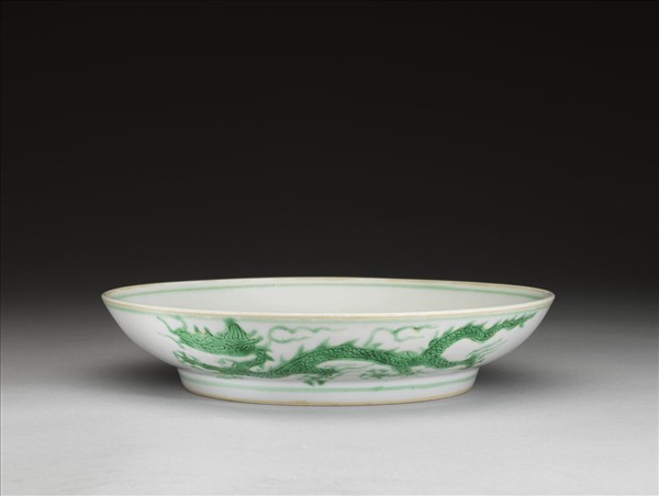 白瓷綠彩雲龍紋盤