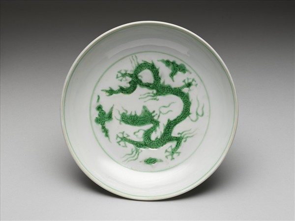白瓷綠彩雲龍紋盤