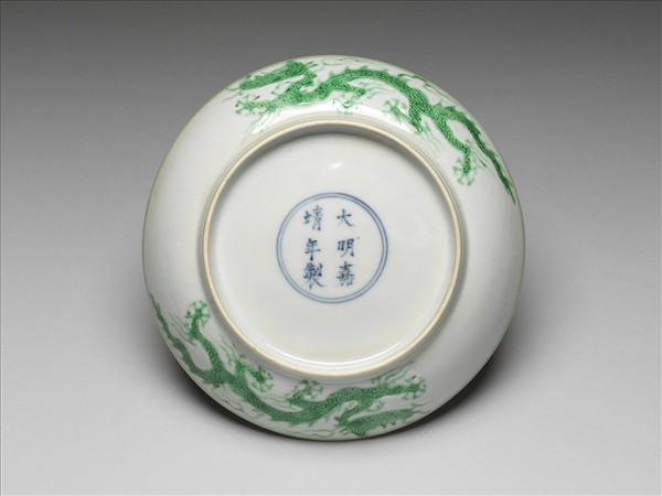 白瓷綠彩雲龍紋盤