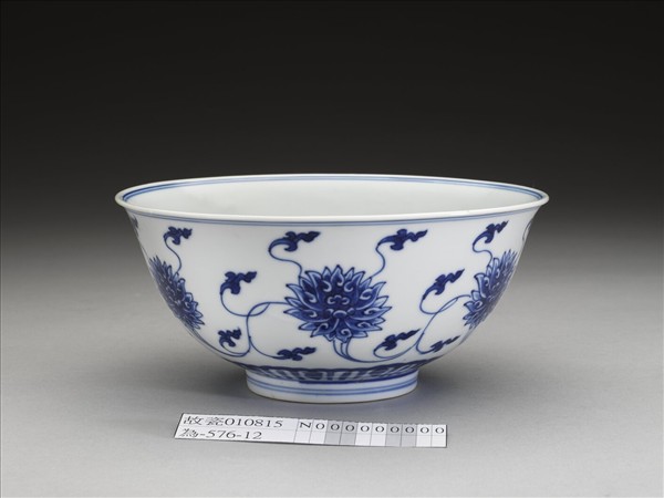 青花番蓮紋碗