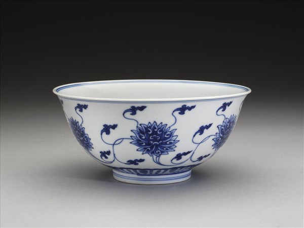 青花番蓮紋碗
