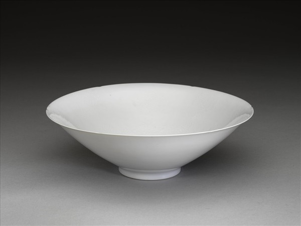 甜白釉暗花番蓮八寶紋葵口碗