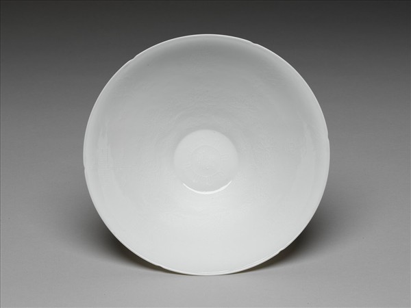 甜白釉暗花番蓮八寶紋葵口碗