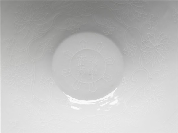 甜白釉暗花番蓮八寶紋葵口碗