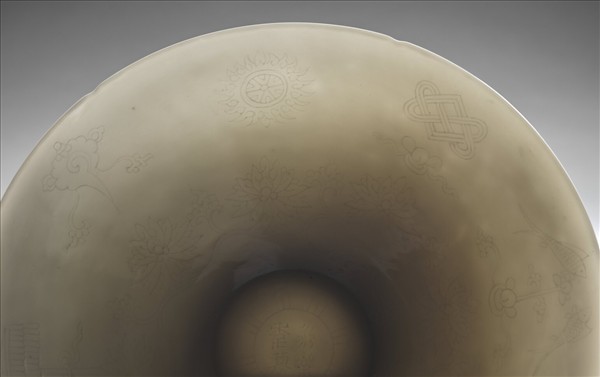 甜白釉暗花番蓮八寶紋葵口碗