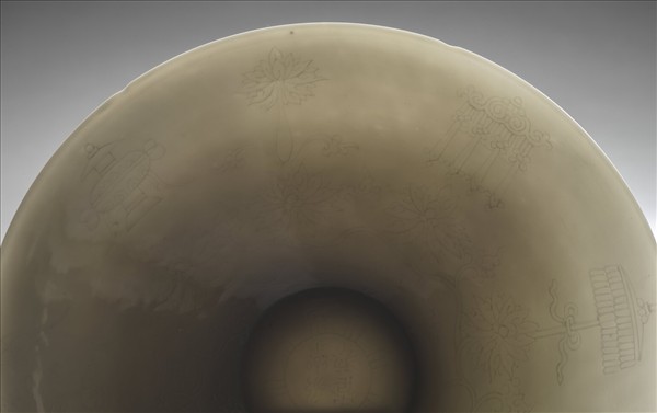 甜白釉暗花番蓮八寶紋葵口碗