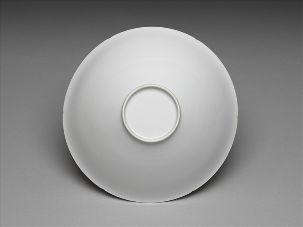 甜白釉暗花番蓮八寶紋葵口碗