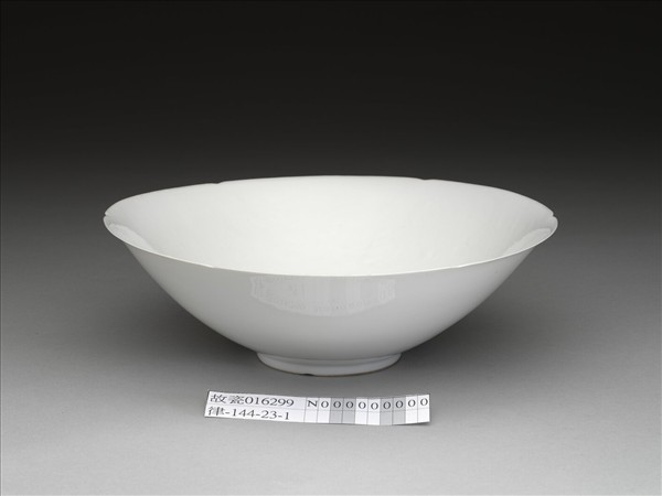 甜白釉暗花番蓮八寶紋葵口碗