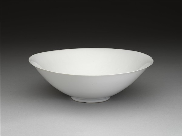 甜白釉暗花番蓮八寶紋葵口碗