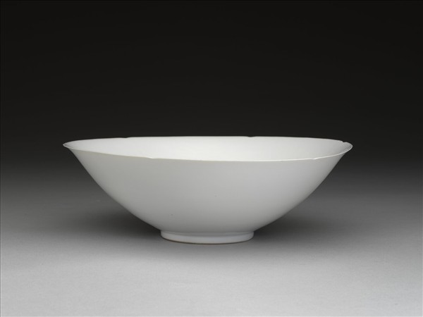 甜白釉暗花番蓮八寶紋葵口碗