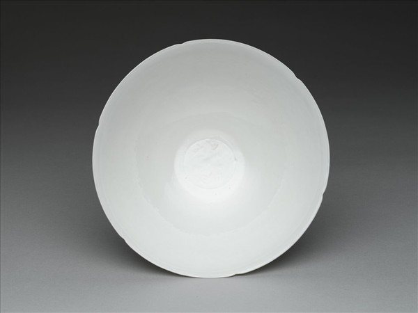 甜白釉暗花番蓮八寶紋葵口碗