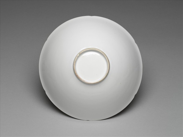 甜白釉暗花番蓮八寶紋葵口碗