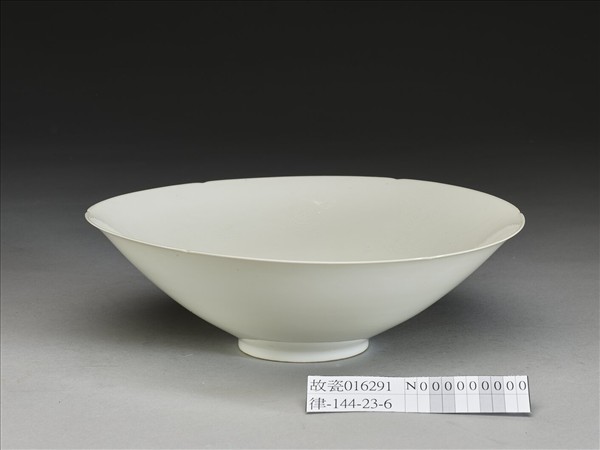 甜白釉暗花番蓮八寶紋葵口碗