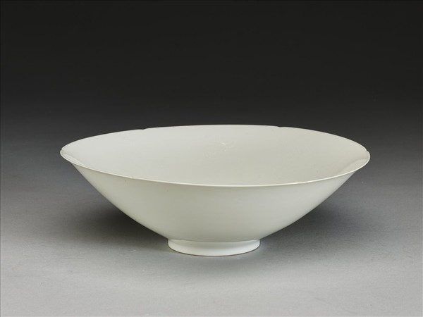 甜白釉暗花番蓮八寶紋葵口碗