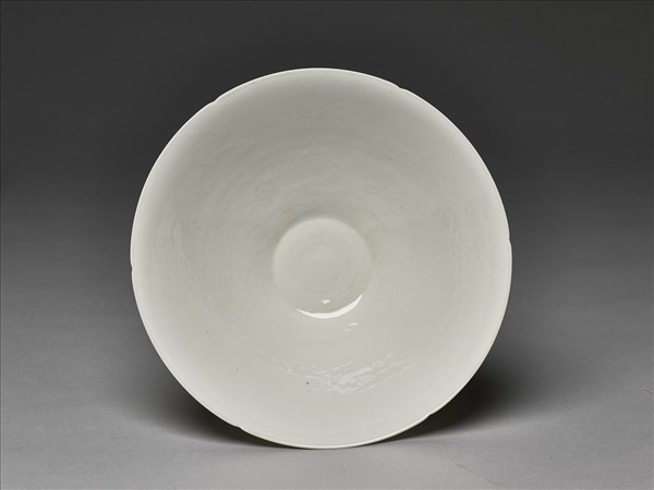 甜白釉暗花番蓮八寶紋葵口碗