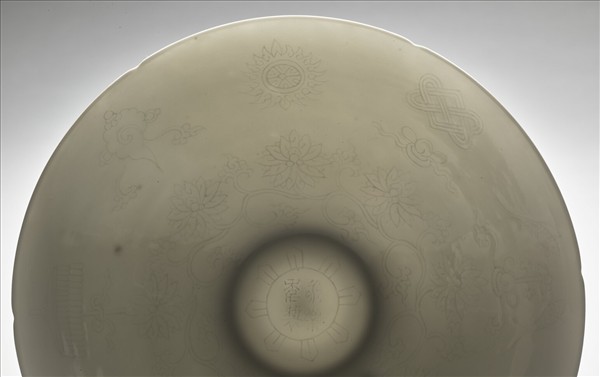 甜白釉暗花番蓮八寶紋葵口碗