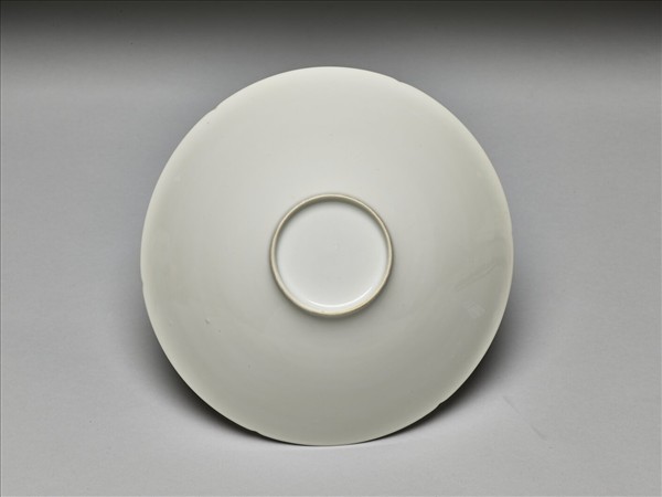 甜白釉暗花番蓮八寶紋葵口碗