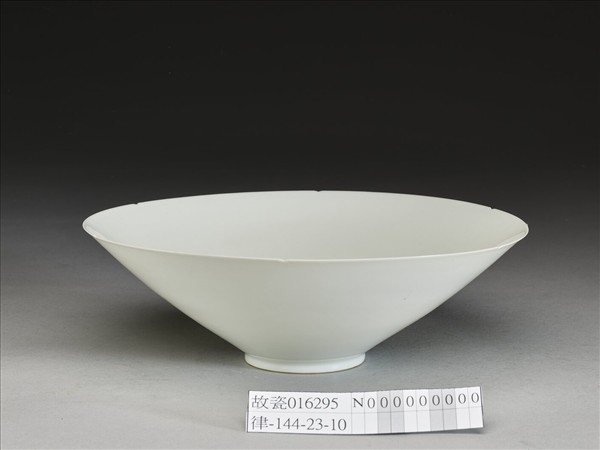 甜白釉暗花番蓮八寶紋葵口碗