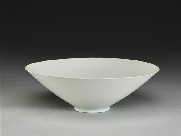 甜白釉暗花番蓮八寶紋葵口碗