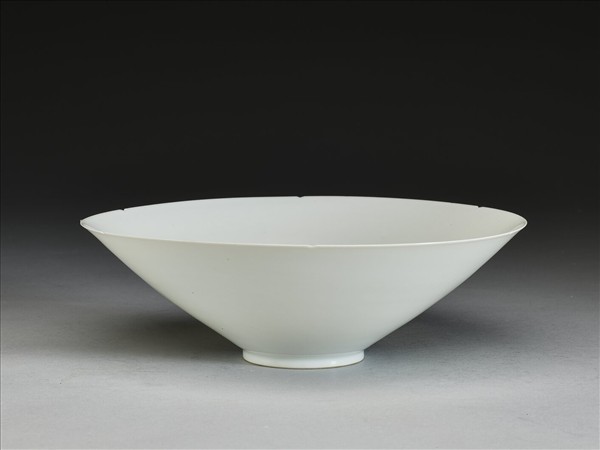 甜白釉暗花番蓮八寶紋葵口碗