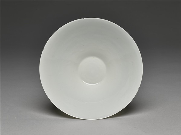 甜白釉暗花番蓮八寶紋葵口碗