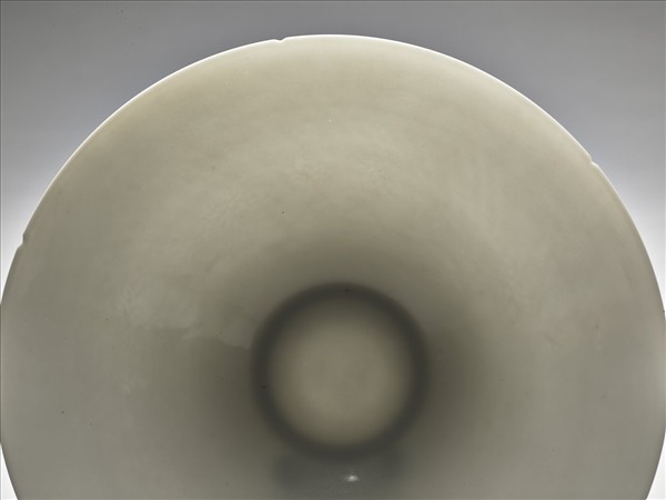 甜白釉暗花番蓮八寶紋葵口碗