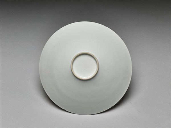 甜白釉暗花番蓮八寶紋葵口碗